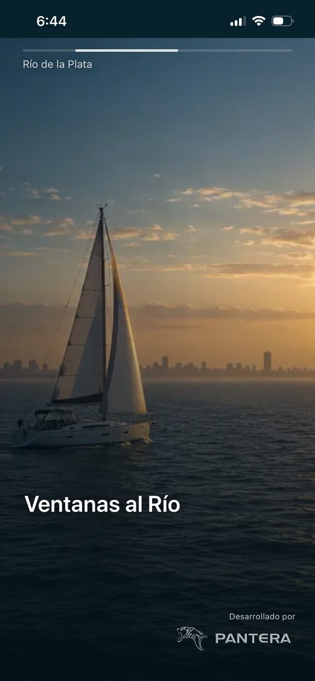 Velero navegando en el Río de la Plata al atardecer